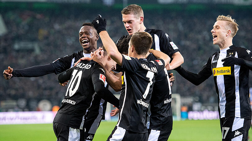 Die Mönchengladbacher Spieler Denis Zakaria, Torschütze Thorgan Hazard, Patrick Herrmann, Matthias Ginter und Oscar Wendt (von links) bejubeln das 1:0 gegen den FC Bayern.