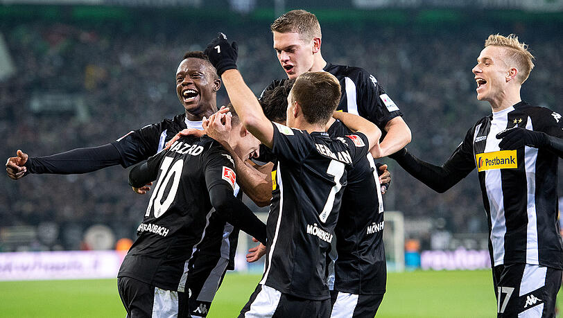 Die Mönchengladbacher Spieler Denis Zakaria, Torschütze Thorgan Hazard, Patrick Herrmann, Matthias Ginter und Oscar Wendt (von links) bejubeln das 1:0 gegen den FC Bayern.