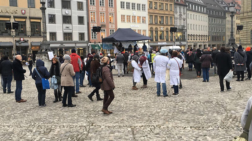 Der Max-Joseph-Platz in München kurz vor Beginn der Kundgebung.