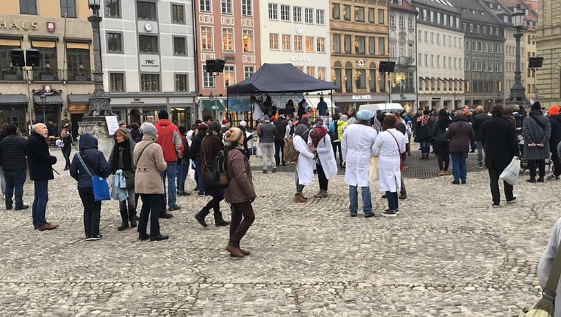 Der Max-Joseph-Platz in München kurz vor Beginn der Kundgebung.