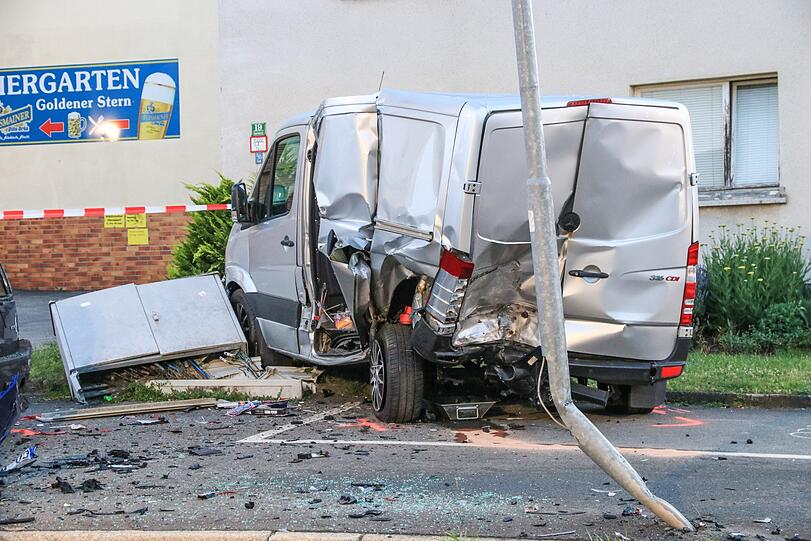 Spektakuläre Szenen im Landkreis Coburg: Ein 19-Jähriger will sich einer Polizeikontrolle entziehen und hinterlässt eine Spur der Verwüstung - die Bilder vom Einsatz.