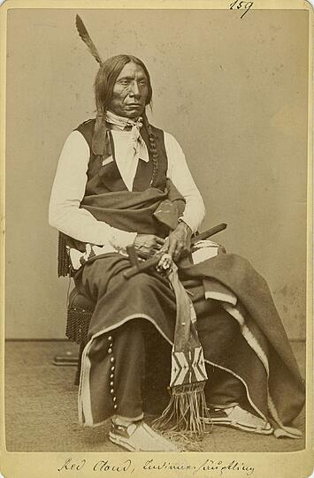 Er schaut mindestens so staatstragend, wie es sich für einen großen Häuptling gehört. Red Cloud alias Makhpiya-Sha von den Oglala Sioux posiert hier mit einer Friedenspfeife. Der Fotograf Alexander Gardner hat den stolzen Mann 1872 fotografiert. Red Cloud, der damals ungefähr 50 Jahre alt war, gehörte zu den wichtigsten politischen Führern der Prärie-Indianer. Nach ihm wurde immerhin ein Krieg benannt, denn der Häuptling bekämpfte die Versuche der Weißen, eine Eisenbahnlinie durch sein Gebiet zu bauen. 1870 kam er nach Washington zu Verhandlungen und wurde in diesem Zusammenhang fotografiert.