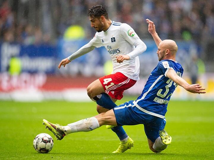 Hamburgs Berkay Özcan (l) und Darmstadts Patrick Herrmann kämpfen um den Ball.