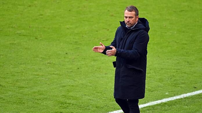 Hansi Flick trifft mit seinen Bayern am Samstag auf RB Leipzig.