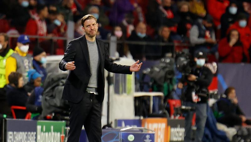 Wolfsburgs Trainer Florian Kohfeldt zuckt am Spielfeldrand mit den Schultern. Wolfsburgs Trainer Florian Kohfeldt zuckt am Spielfeldrand mit den Schultern.