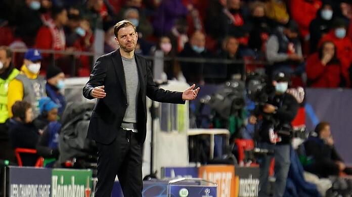 Wolfsburgs Trainer Florian Kohfeldt zuckt am Spielfeldrand mit den Schultern.