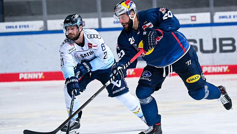 Andreas Eder (r) von München und Wayne Simpson von Ingolstadt kämpfen um den Puck.