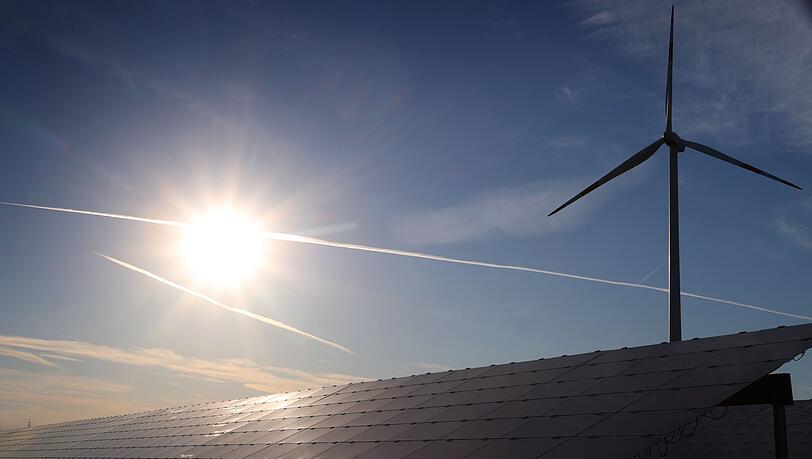 Wind und Sonne als wichtige Energiequellen: Rekord für Ökostromproduktion in Deutschland (Archivbild)