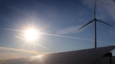 Wind und Sonne als wichtige Energiequellen: Rekord für Ökostromproduktion in Deutschland (Archivbild)