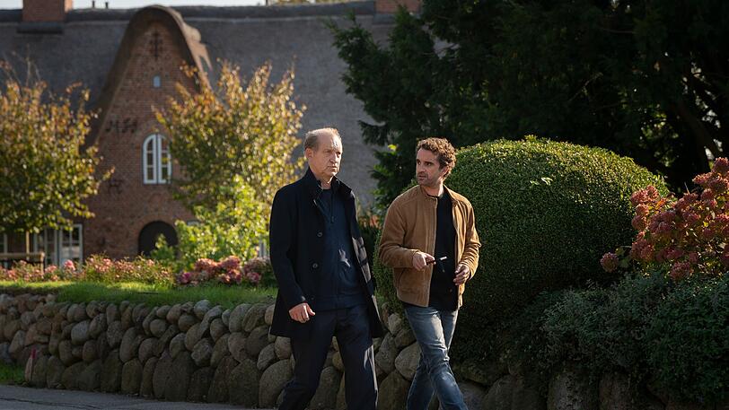 Carl Sievers (Peter Heinrich Brix, links) und sein Kollege Hinnerk Feldmann (Oliver Wnuk) machen sich so ihre eigenen Gedanken über das Altern. Carl Sievers (Peter Heinrich Brix, links) und sein Kollege Hinnerk Feldmann (Oliver Wnuk) machen sich so ihre eigenen Gedanken über das Altern.