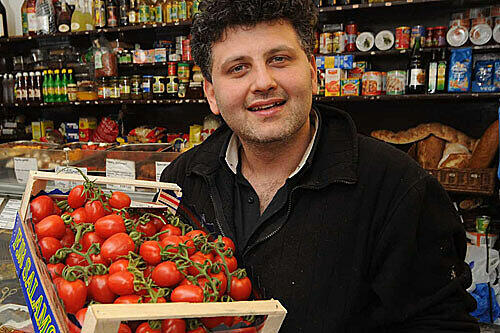 Tomaten, eingelegte Oliven &ndash; aber auch Wein und Kräuter hat Tassos Ekizoglou in seinem Laden in der Donnersberger Straße im Angebot.