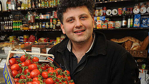 Tomaten, eingelegte Oliven – aber auch Wein und Kräuter hat Tassos Ekizoglou in seinem Laden in der Donnersberger Straße im Angebot. Tomaten, eingelegte Oliven – aber auch Wein und Kräuter hat Tassos Ekizoglou in seinem Laden in der Donnersberger Straße im Angebot.