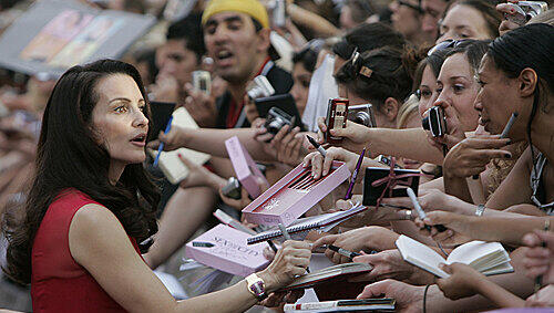 Der Andrang war groß und Kristin Davis musste beim Autogramme geben Überstunden machen. Der Andrang war groß und Kristin Davis musste beim Autogramme geben Überstunden machen.