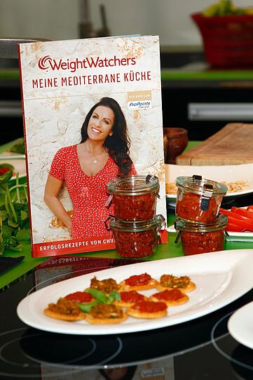 Das Live-Cooking-Lokal "Frontküche" am Montag: Christine Neubauer, schlanker denn je, präsentiert ihr Kochbuch "Weight Watchers - Meine mediterrane Küche".