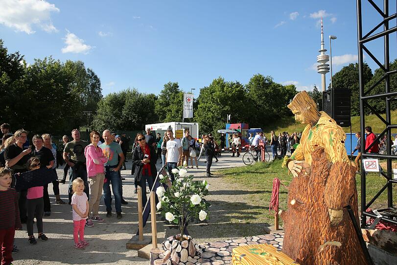 Sich von Kleinkunst, Theater oder Artistik inmitten des Festivalgeländes verzaubern zu lassen, das ist das Konzept hinter den drei neuen La Strada-Bühnen. Drei Open Air-Spielorte werden Schauplatz für internationales Straßentheater. Puppenspieler, Münchner Nachwuchsartisten, Clowns, ungewöhnliche Comedians und verrückte Jonglage Künstler &ndash; all das finden die Tollwood Besucher an drei Orten, verteilt auf dem ganzen Festivalgelände.
