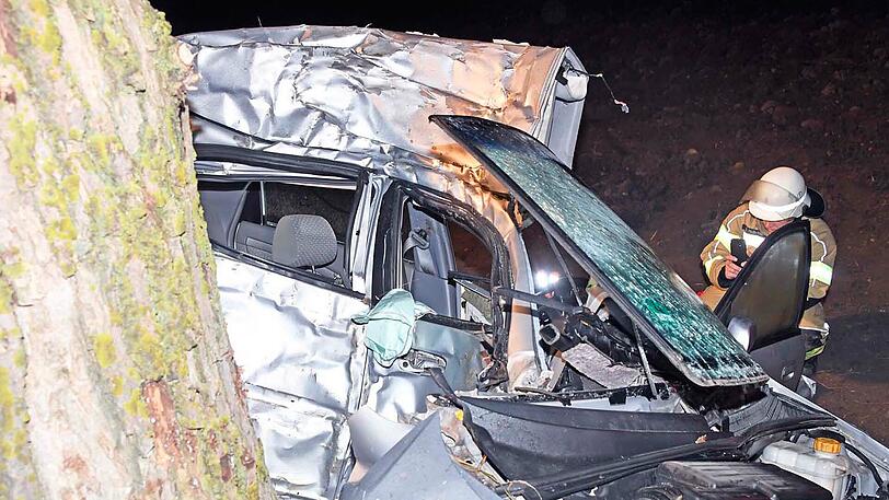 Der Mann kam von der Straße ab und krachte mit seinem Auto gegen einen Baum - er starb noch am Unfallort.