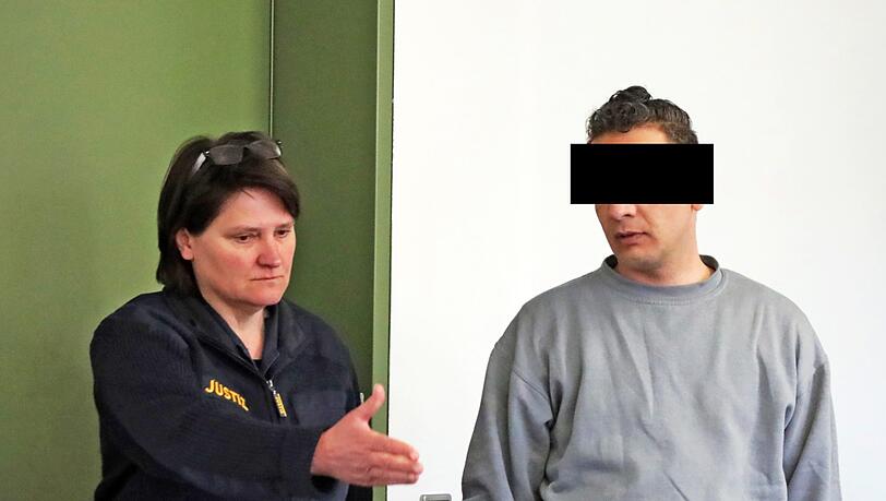Der Angeklagte am Montag vor Gericht.