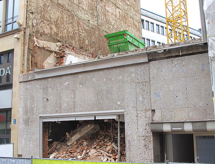Das Haus Kaufingerstraße 11 wird derzeit komplett abgerissen. Ende 2014 soll der Neubau fertig sein.
