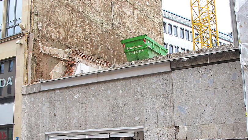 Das Haus Kaufingerstraße 11 wird derzeit komplett abgerissen. Ende 2014 soll der Neubau fertig sein. Das Haus Kaufingerstraße 11 wird derzeit komplett abgerissen. Ende 2014 soll der Neubau fertig sein.