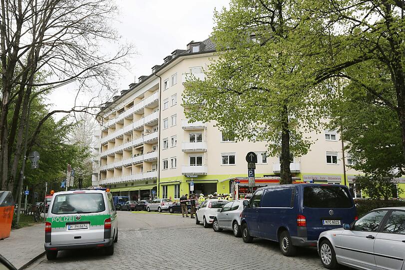 SEK-Einsatz! Polizei findet nach Waffen-Kontrolle Toten in der Holzstraße. Die Bilder vom Einsatz...