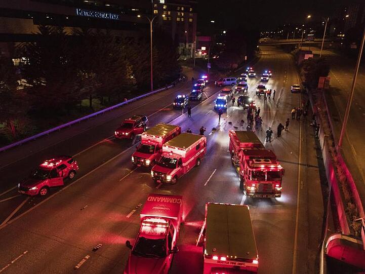 Rettungskräfte auf einer Schnellstraße in Seattle, wo ein Auto zwei Demonstrantinnen überfahren hat.