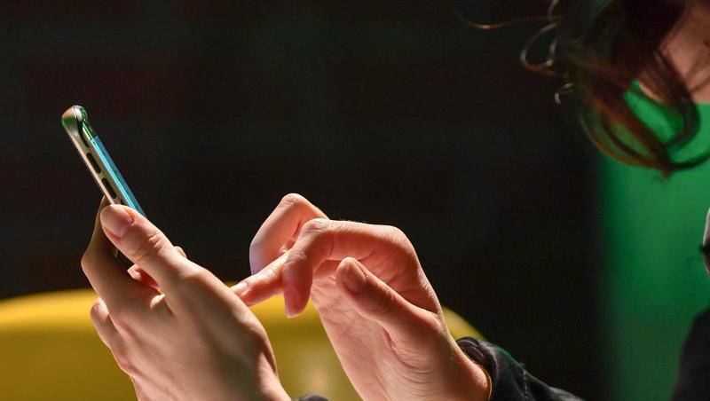 Eine Frau tippt auf ihrem Smartphone. In Sachen Online-Banking kommen auf die Bankkunden einige Änderungen zu. Eine Frau tippt auf ihrem Smartphone. In Sachen Online-Banking kommen auf die Bankkunden einige Änderungen zu.