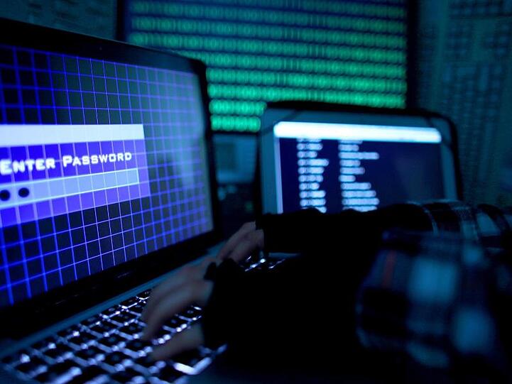 Ein Passwort wird auf einem Laptop über die Tastatur eingegeben. Foto: Oliver Berg/Archiv