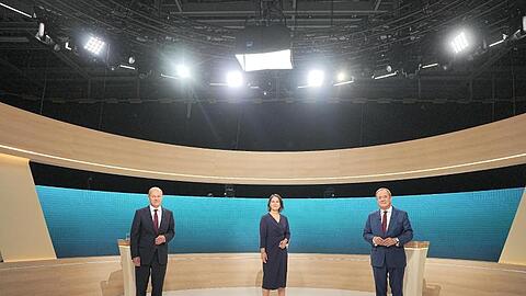 Die Kandidaten fürs Bundeskanzleramt: Olaf Scholz (SPD, l-r), Annalena Baerbock (Bündnis90/Die Grünen) und Armin Laschet (CDU) im Triell-Fernsehstudio.
