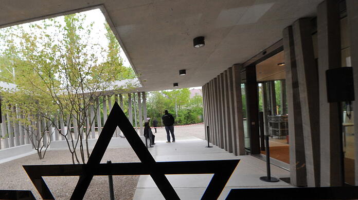 Blick auf den Eingangsbereich des Besucherzentrums der KZ-Gedenkstätte Dachau.