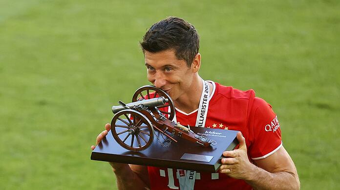Robert Lewandowski von Bayern küsst nach dem Spiel die Trophäe für den Torschützenkönig.
