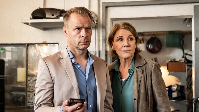 "Marie Brand und das tote Au-pair": Jürgen Simmel (Hinnerk Schönemann) und Marie Brand (Mariele Millowitsch) verfolgen die Ortung des Handys eines toten Au-pairs.