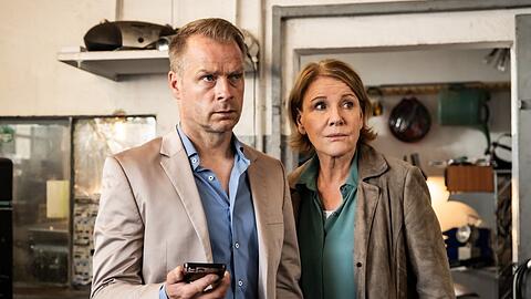 "Marie Brand und das tote Au-pair": Jürgen Simmel (Hinnerk Schönemann) und Marie Brand (Mariele Millowitsch) verfolgen die Ortung des Handys eines toten Au-pairs.