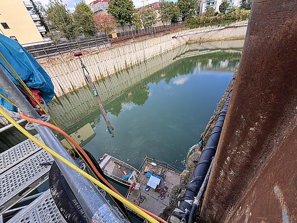 So sah es hier noch vor ein paar Wochen aus. Insgesamt 30 Millionen Liter Wasser mussten abgepumpt werden. So sah es hier noch vor ein paar Wochen aus. Insgesamt 30 Millionen Liter Wasser mussten abgepumpt werden.