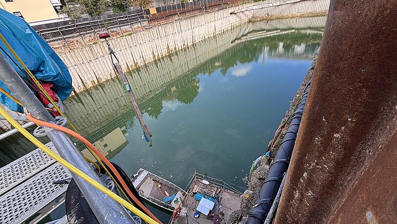 So sah es hier noch vor ein paar Wochen aus. Insgesamt 30 Millionen Liter Wasser mussten abgepumpt werden. So sah es hier noch vor ein paar Wochen aus. Insgesamt 30 Millionen Liter Wasser mussten abgepumpt werden.