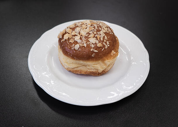 Der Z&ouml;ttl-Krapfen ist mit Mandelsplittern verziert.