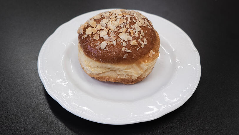 Der Z&ouml;ttl-Krapfen ist mit Mandelsplittern verziert.