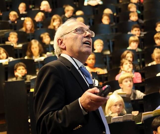 Wenn der Professor alles zur Euro-Krise erklärt, hören die Kinder gespannt zu.