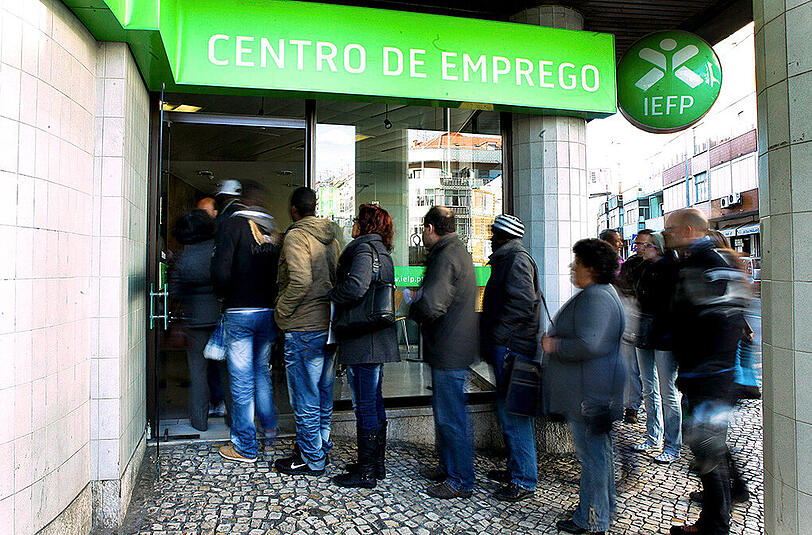 Eine Menschenschlange vor einem Arbeitsvermittlungsbüro in Amadora bei Lissabon in Portugal.