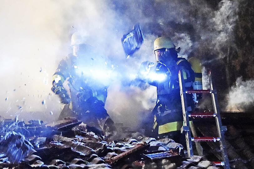 Der Holzschuppen stand komplett in Flammen. Die Bilder vom Einsatz!