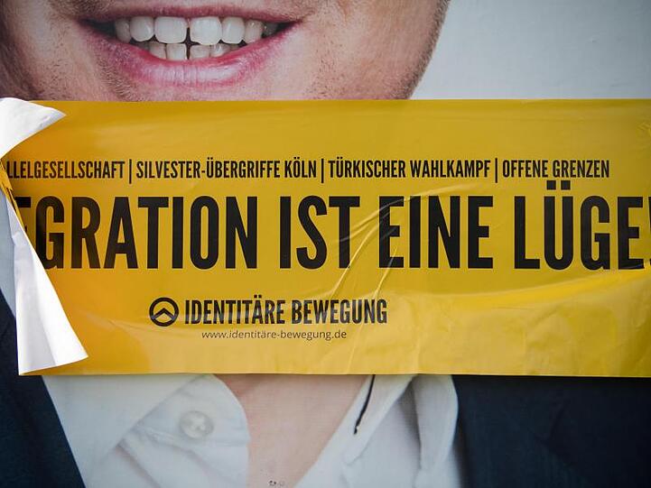 Aufkleber der rechten Identitären Bewegung auf einem Wahlplakat der SPD in Tübingen.