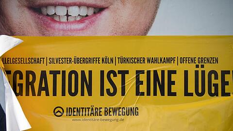Aufkleber der rechten Identitären Bewegung auf einem Wahlplakat der SPD in Tübingen.