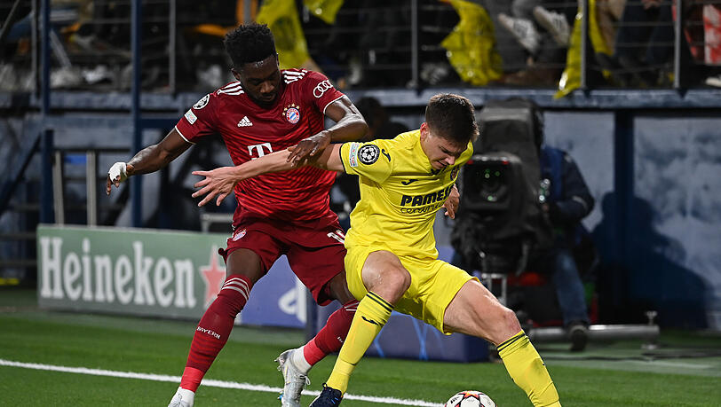 Alphonso Davies (l.) im Zweikampf mit Villarreals Juan Foyth.