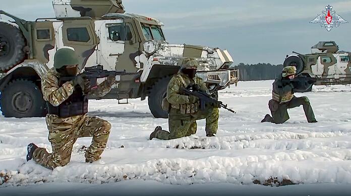 Ein vom Pressedienst des russischen Verteidigungsministeriums veröffentlichtes Foto aus einem Video zeigt russische Soldaten bei Übungen an einem nicht näher bezeichneten Ort in Belarus.