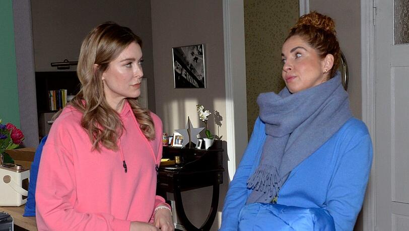 "GZSZ": Nina (r.) hat das Gefühl, von Jessica bezüglich Carlos belogen zu werden.