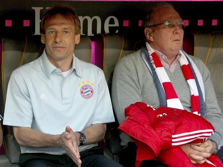 Zwei Menschen, eine Meinung? Bayern-Trainer Jürgen Klinsmann (l.) mit Manager Uli Hoeneß während des 0:1 gegen Schalke am Samstag.