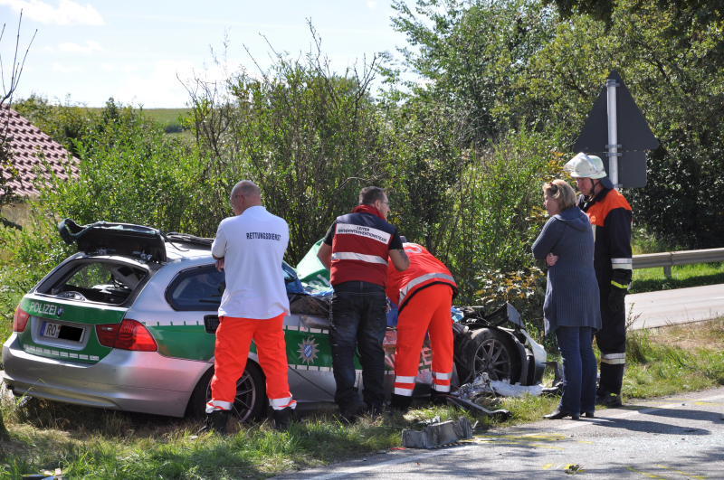 Polizeiwagen kracht in Betonmischer - Die Bilder vom schrecklichen Unfall