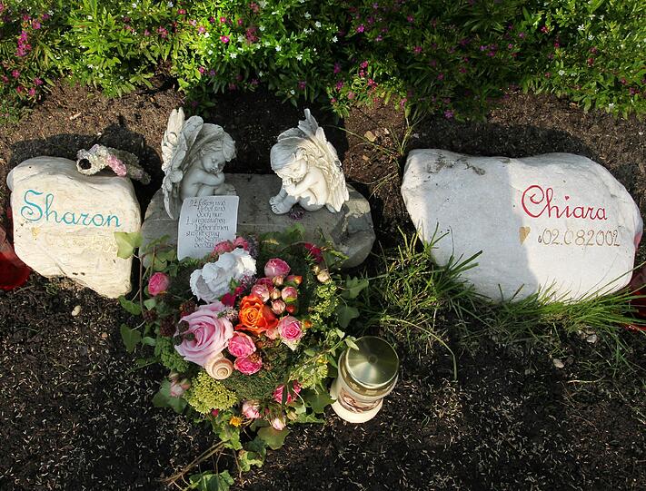 Das Doppelgrab der ermordeten Mädchen aus Krailling. Sharon (11) und Chiara (8) starben am 24. März 2011.