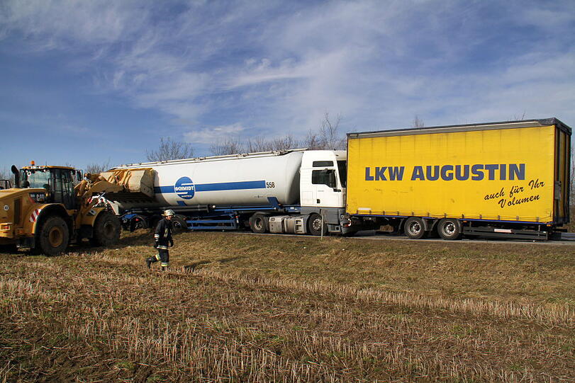 Bilder des dramatischen Verkehrsunfalls mit 4 Sattelzügen.