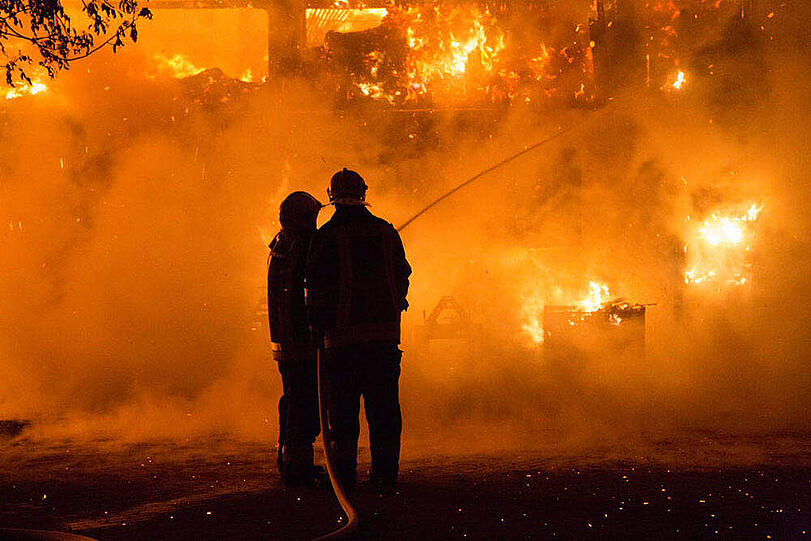 Die Bilder vom Stallbrand in Taching am See.