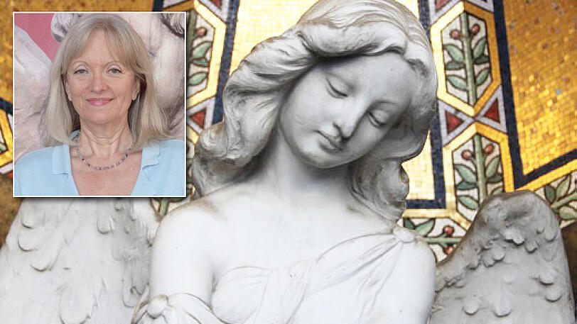 Eine Engelsstatue auf dem Nordfriedhof mit einem wunderschönen goldenen Mosaik mit Ornamenten im Hintergrund. Kleines Bild: Die Autorin Christine Hoheneder.